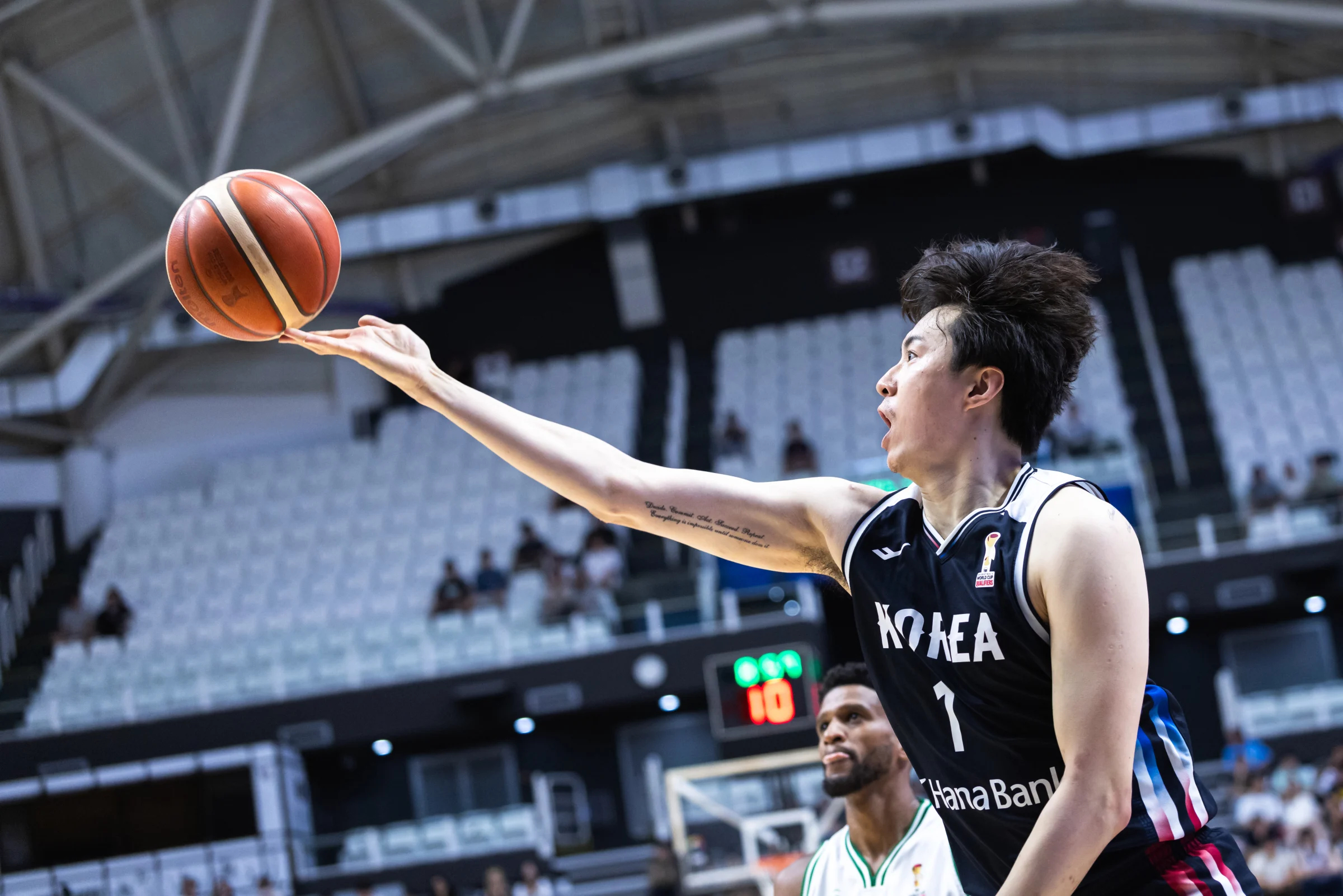 韩国85比72击败沙特，李贤重25+9+6，吕俊锡18分。中国男篮努力拿下黎巴嫩