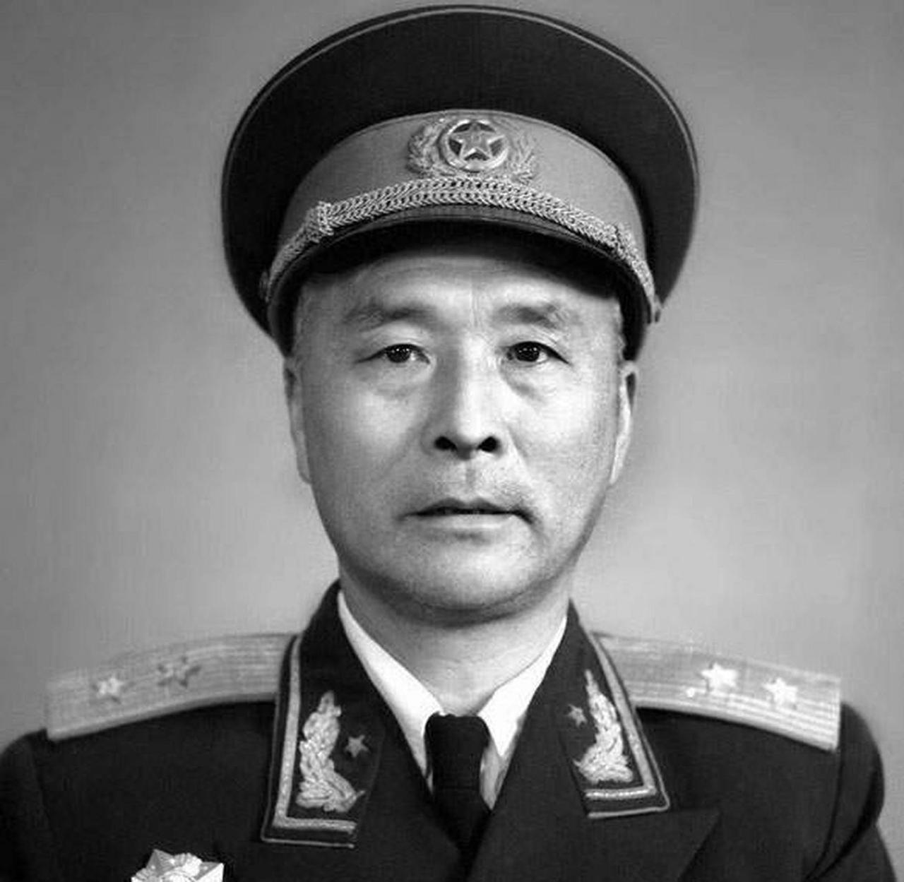 1936 年，鄂豫皖山区一场激战过后，红军团长梁从学中弹倒地，战友都以为他牺牲了
