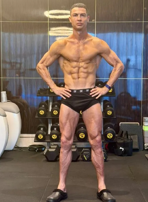 【#C罗常年保持7%体脂率#】#C罗自律到可怕#C罗前厨师巴罗内接受采访时透露，