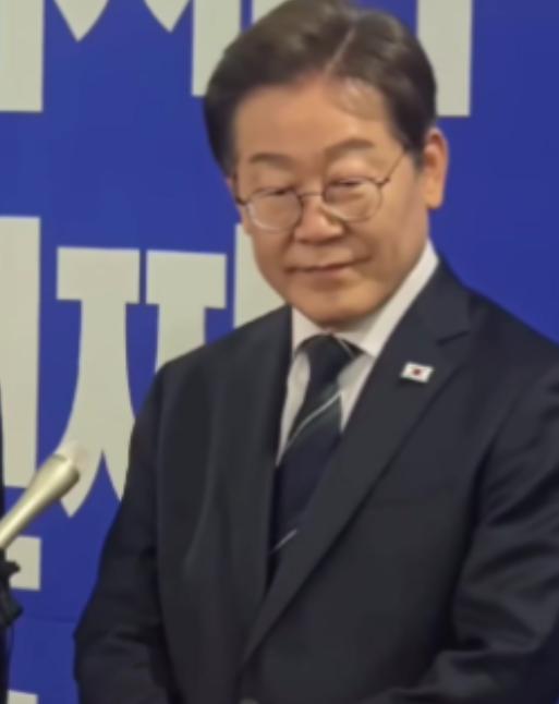 外媒问韩国总统李在明：若中国武统台湾，你会不会出手？李在明笑着回答：那是人家的家