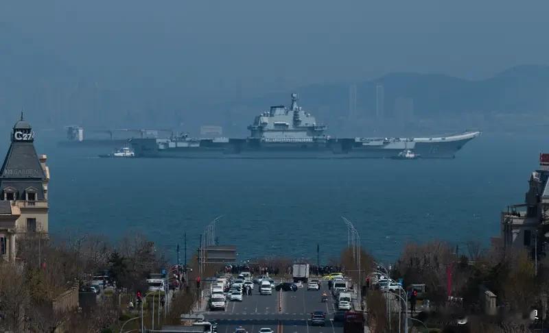 福建舰入列。辽宁舰山东舰福建舰。那么，第四艘航母将会姓甚名谁？不出意外的话必是以