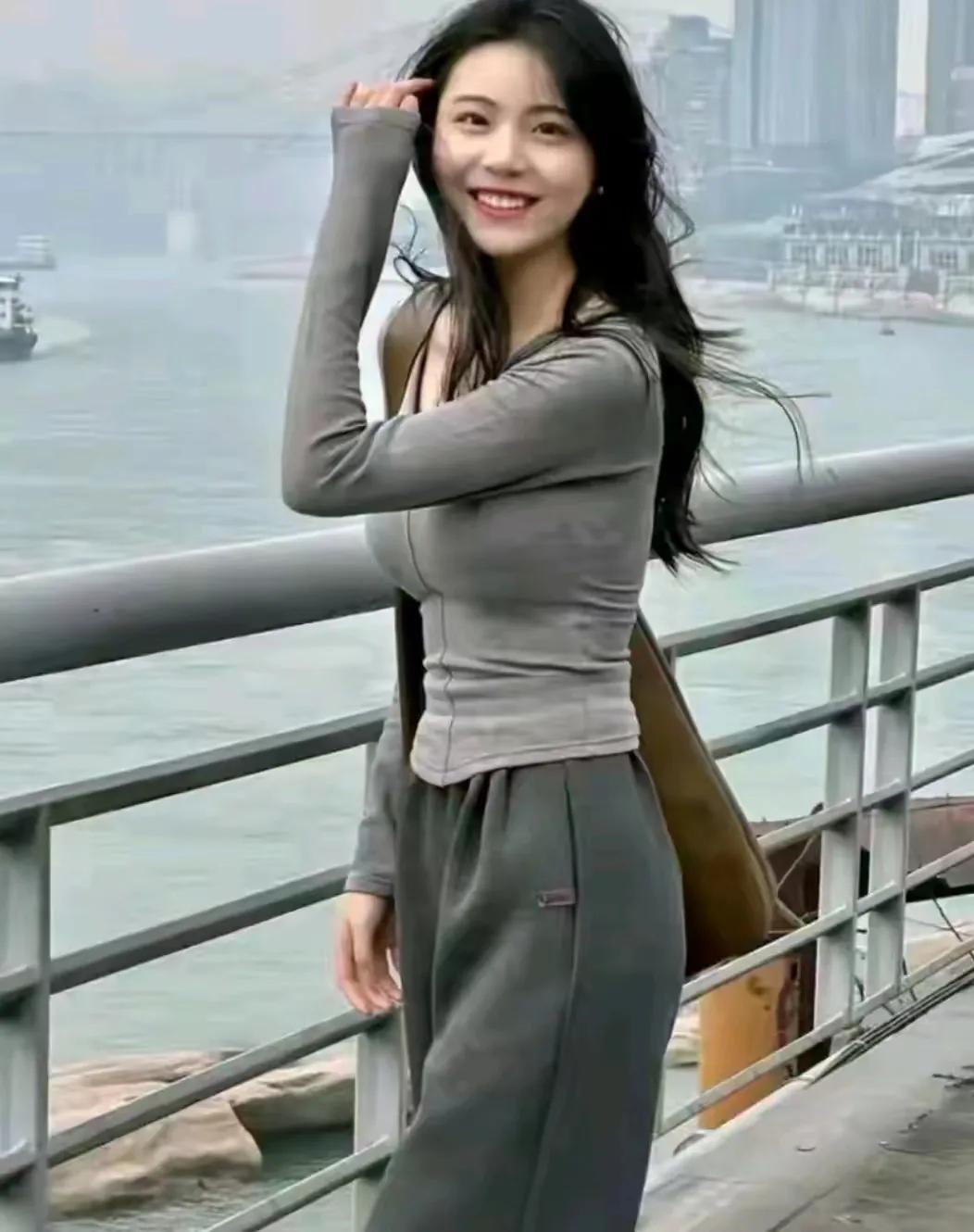 我家女儿今年已经27岁了，现在的她依然保持单身，看到许多父母为女儿的婚事许下诸多