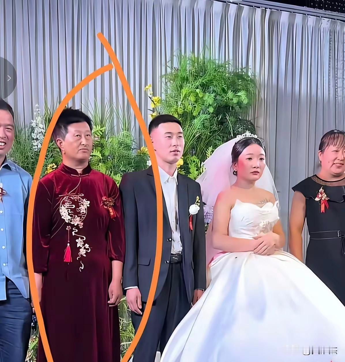 喜婆婆不穿旗袍可能会搞错～～儿子像妈。 