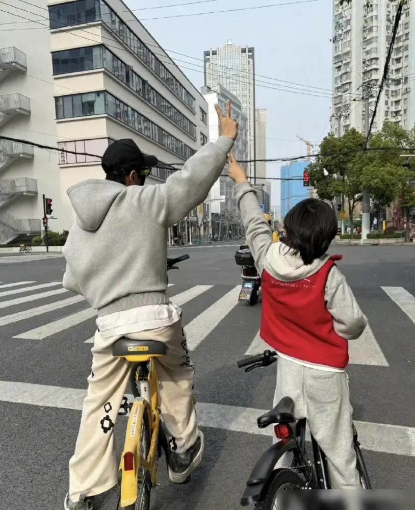 有些人内心若缺失阳光，看什么都带着瑕疵，见不得旁人有丝毫的好。人家不过是开开心心