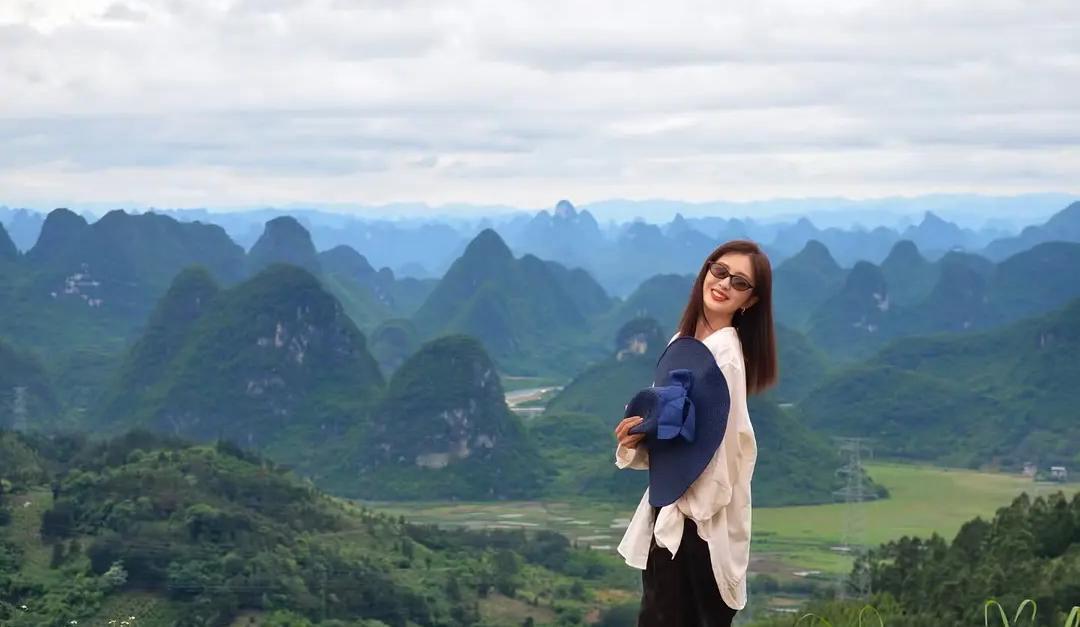 明星也会在旅游完七天无理由退货吗？佟丽娅竟然没有摘吊牌，就这么明晃晃露出来了。