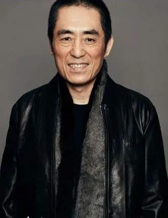 76 岁张艺谋走红毯需搀扶，引人深思