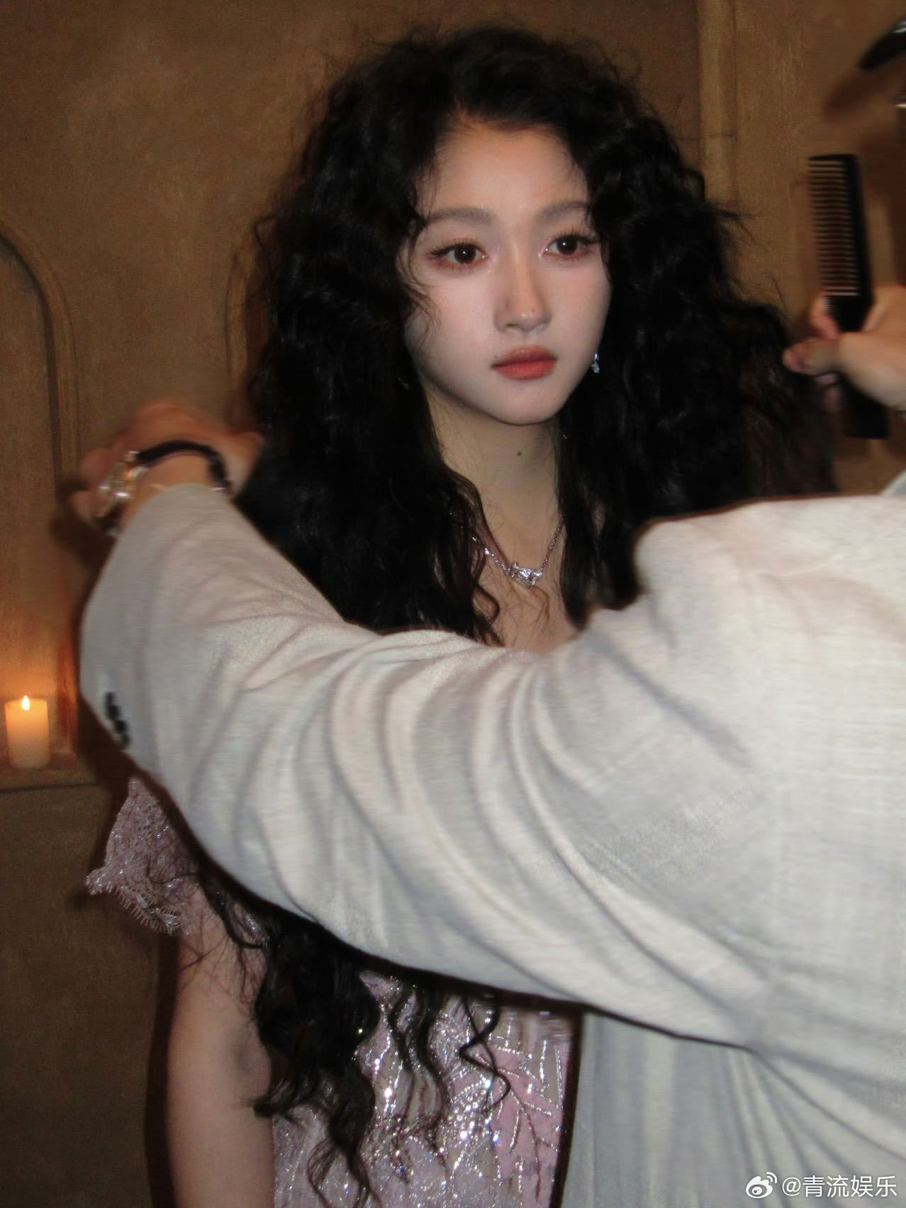 关晓彤的妆造正确 微博之夜身穿es高定亮相，整体造型和谐完美，状态好到发光。好美