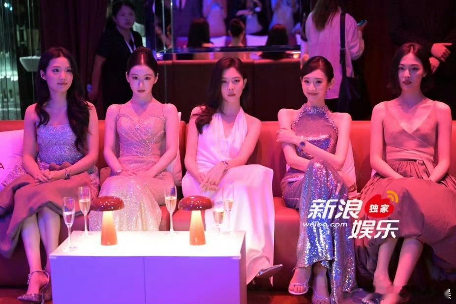 都是美女 但美女中的美女我自有定夺[拜托][手指比心] ​​​