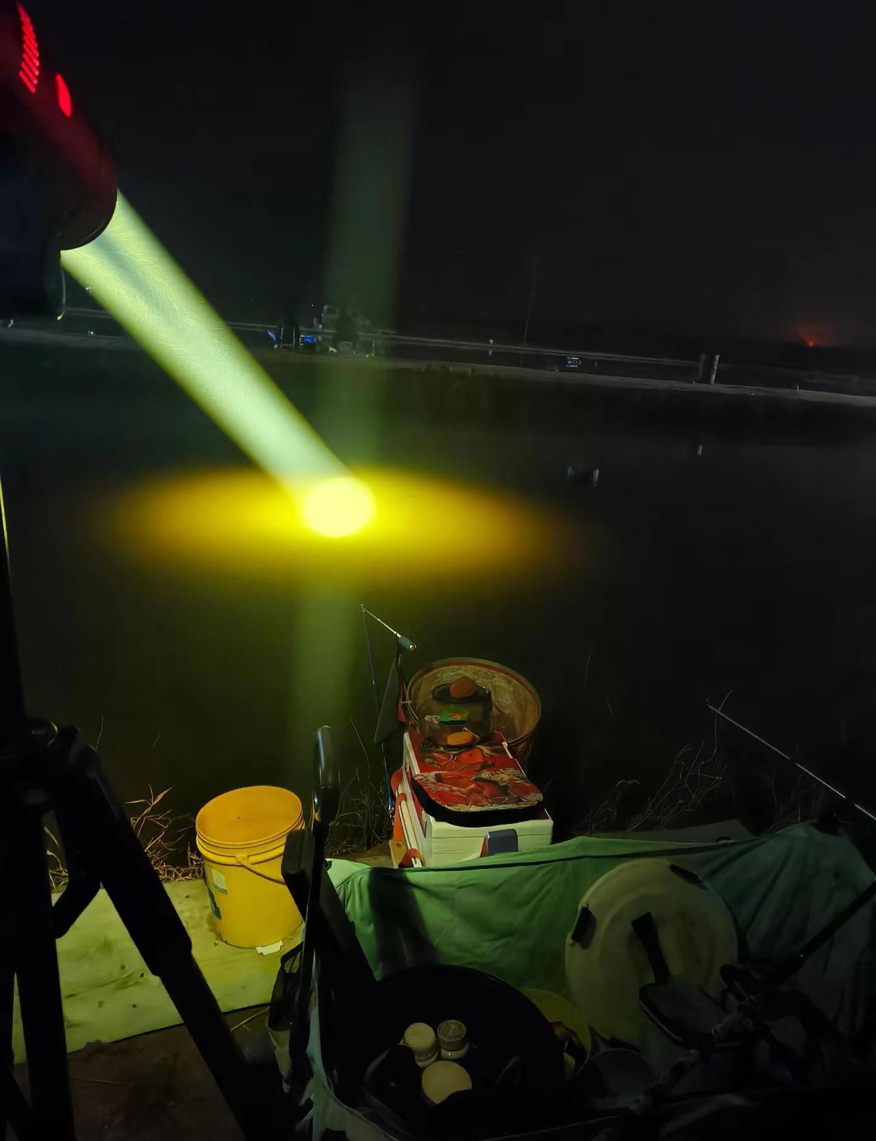 告诉你个秘密，真正玩夜钓的高手，其实都盼着“空军”。
他们花几千块买夜光漂，凌晨