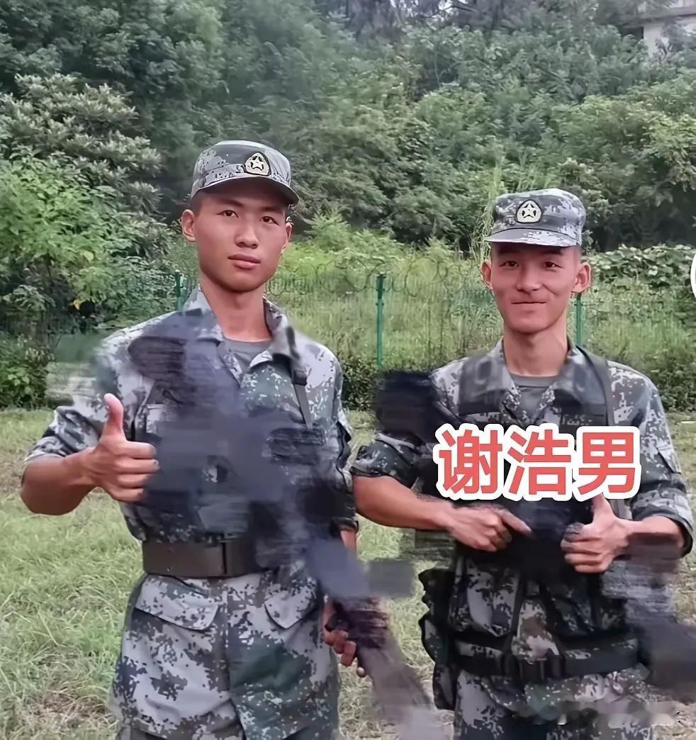 这是谢浩楠当兵时候的照片，瘦的跟没吃饱一样[机智]

听说谢浩楠读书的时候去当兵