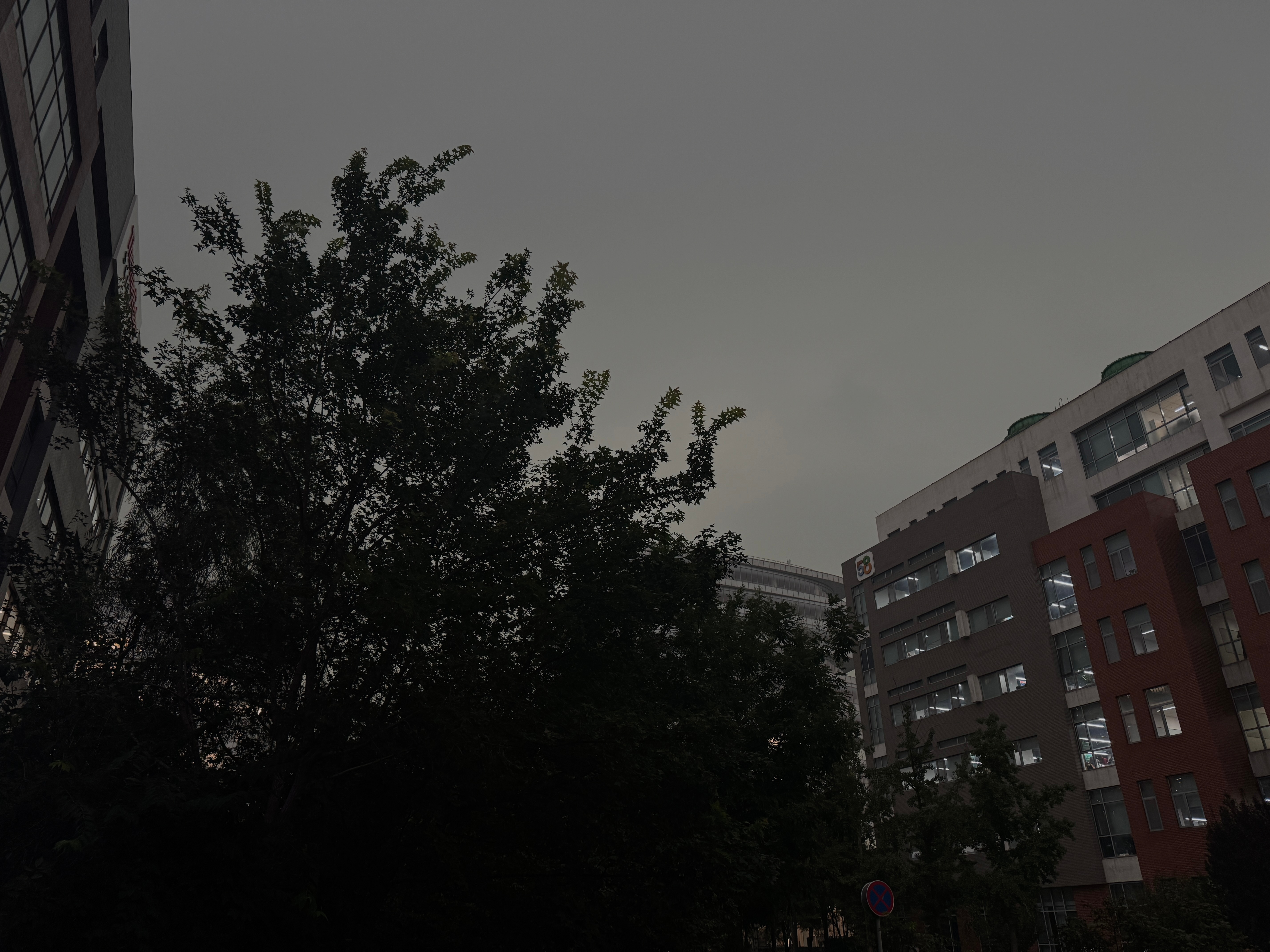 不是，这才下午3点多啊？？？北京天儿黑成这样了，又要下暴雨么……  ​​​