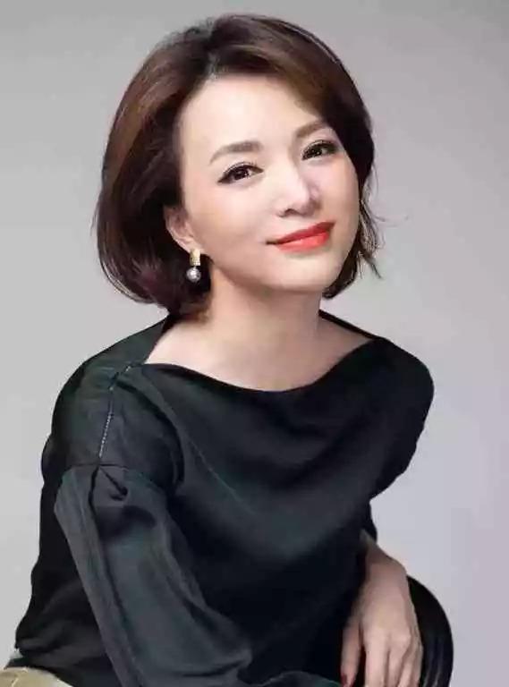 央视最受欢迎的十位女主持

第十位：刘芳菲。刘芳菲出生于哈尔滨，其祖父与日本颇有