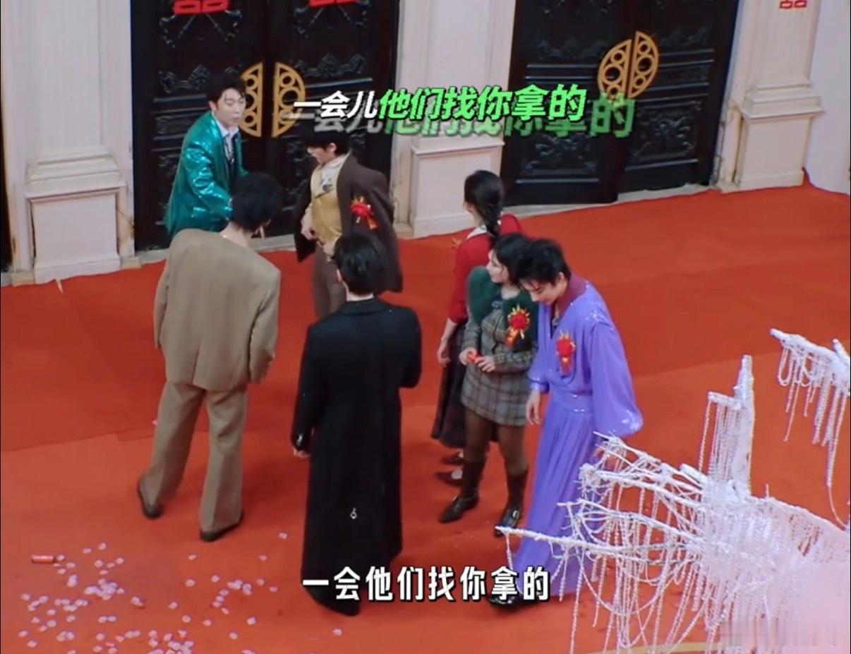 张凌赫这钻戒烫手知晓钻戒主人新娘马上归来，张凌赫慌忙脱手钻戒交到金靖手上，满脸抗