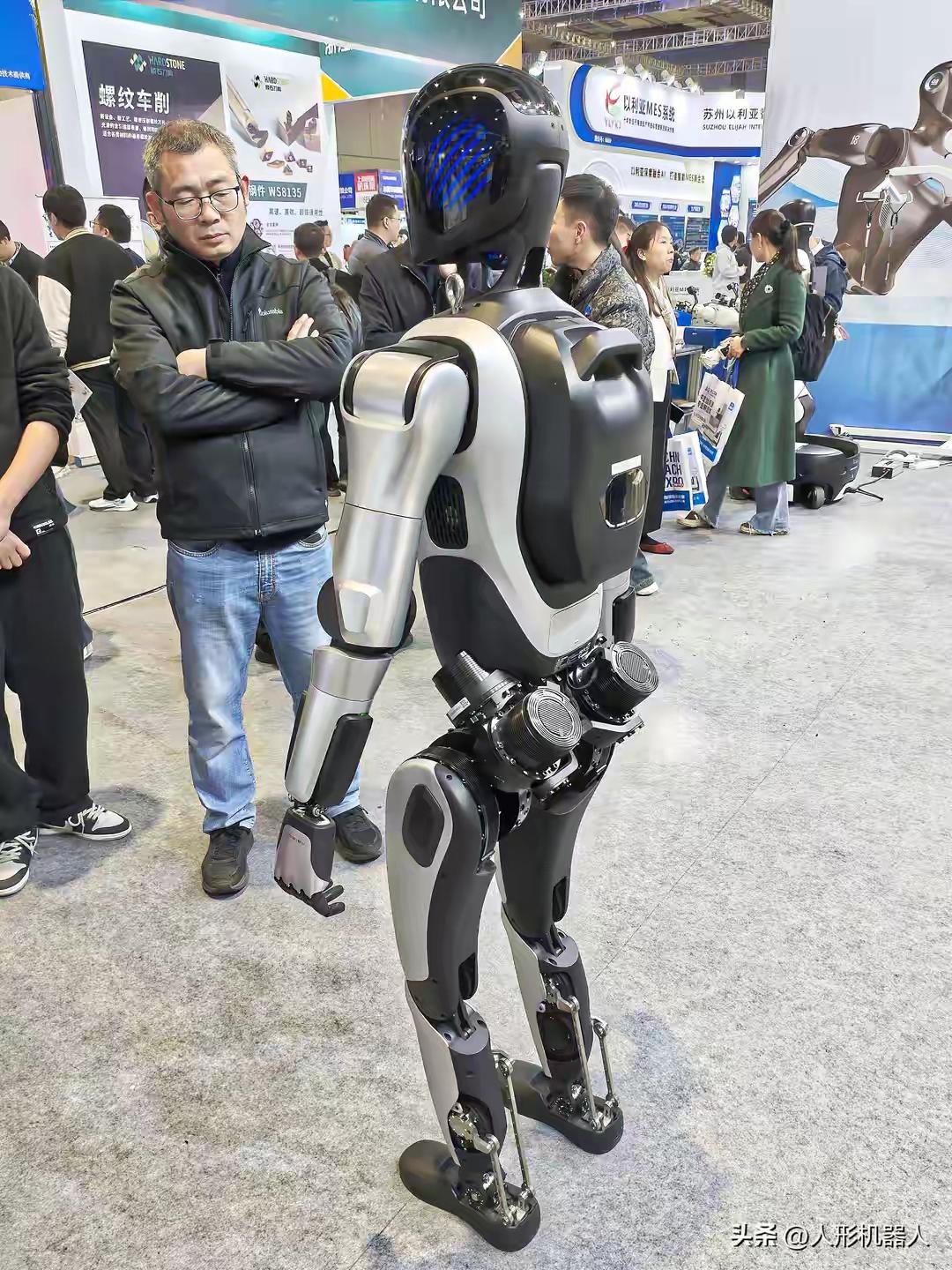 完整榜单
人形机器人面临三重挑战

近年来，人形机器人从科幻走向现实，仿佛一场科
