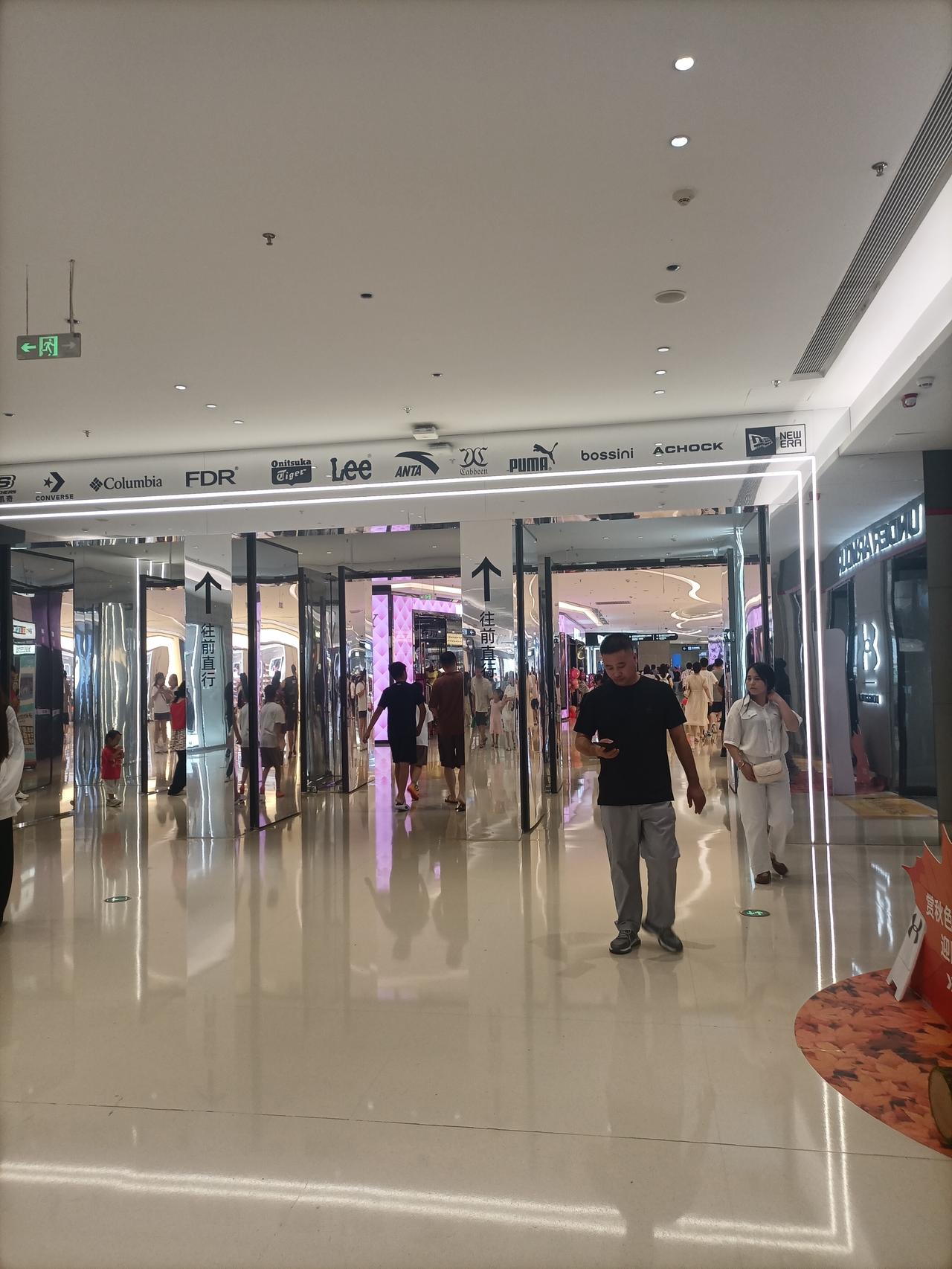 今天去了一趟东莞市民中心的国贸城，，本以为人山人海的，没想到到都没有几个人，跟去