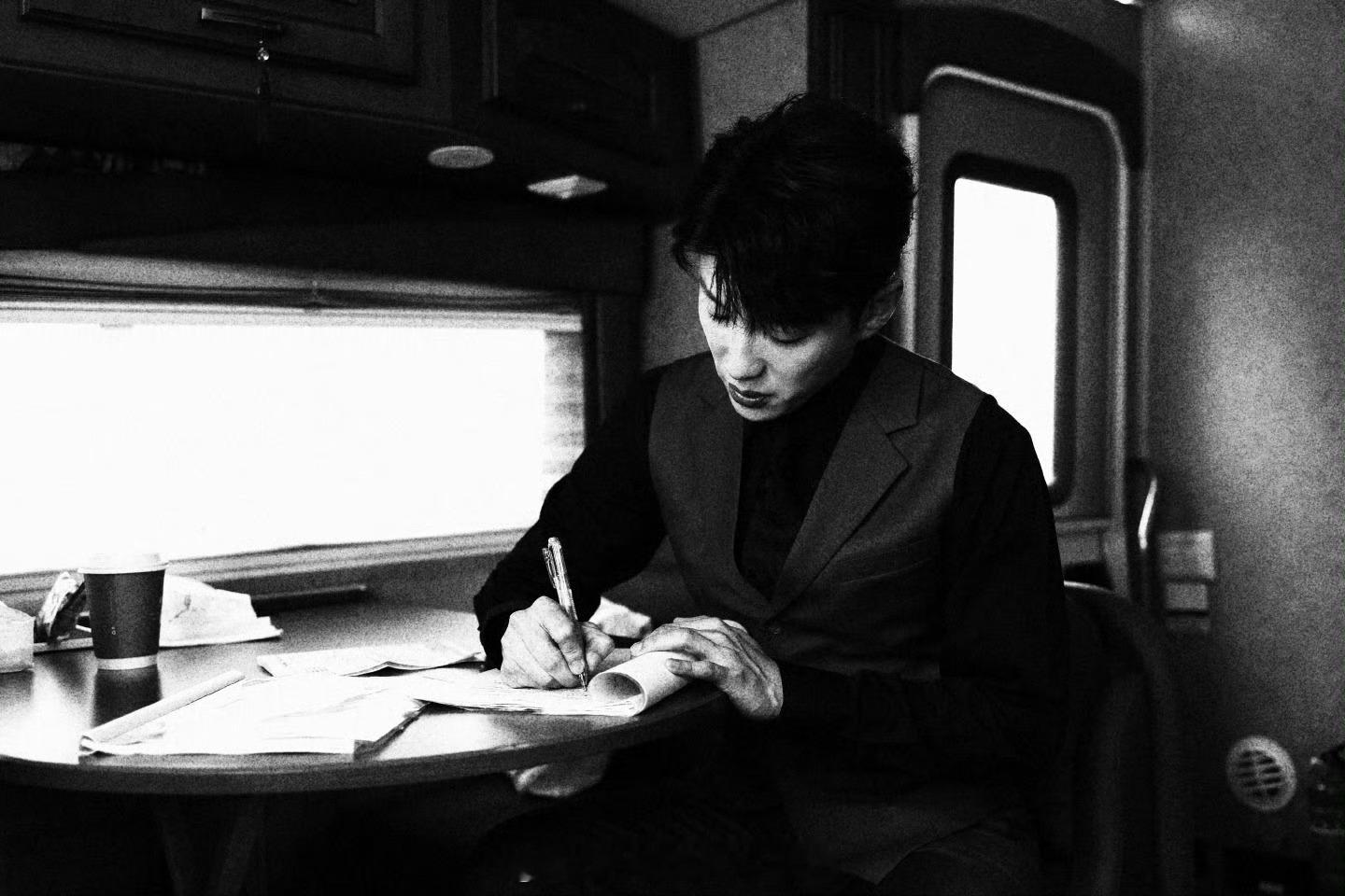 代旭千字长文告别裴轸代旭《轧戏》的收官文写得挺好的，纯写的自己的真情实感，一看就