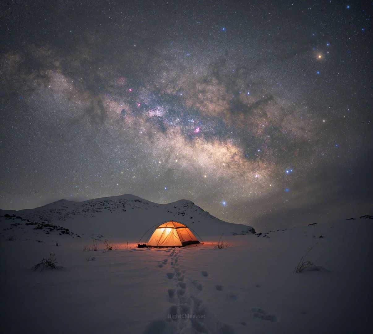 大地还沉睡在冬的怀抱，雪山连绵，荒野无声。银河不等冰雪消融，已悄然翻过山脊，将壮