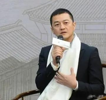 李亚鹏，昔日荧幕侠客，今也涉足酒界江湖。携“拎壶冲”白酒，于抖音平台上演跨界卖酒