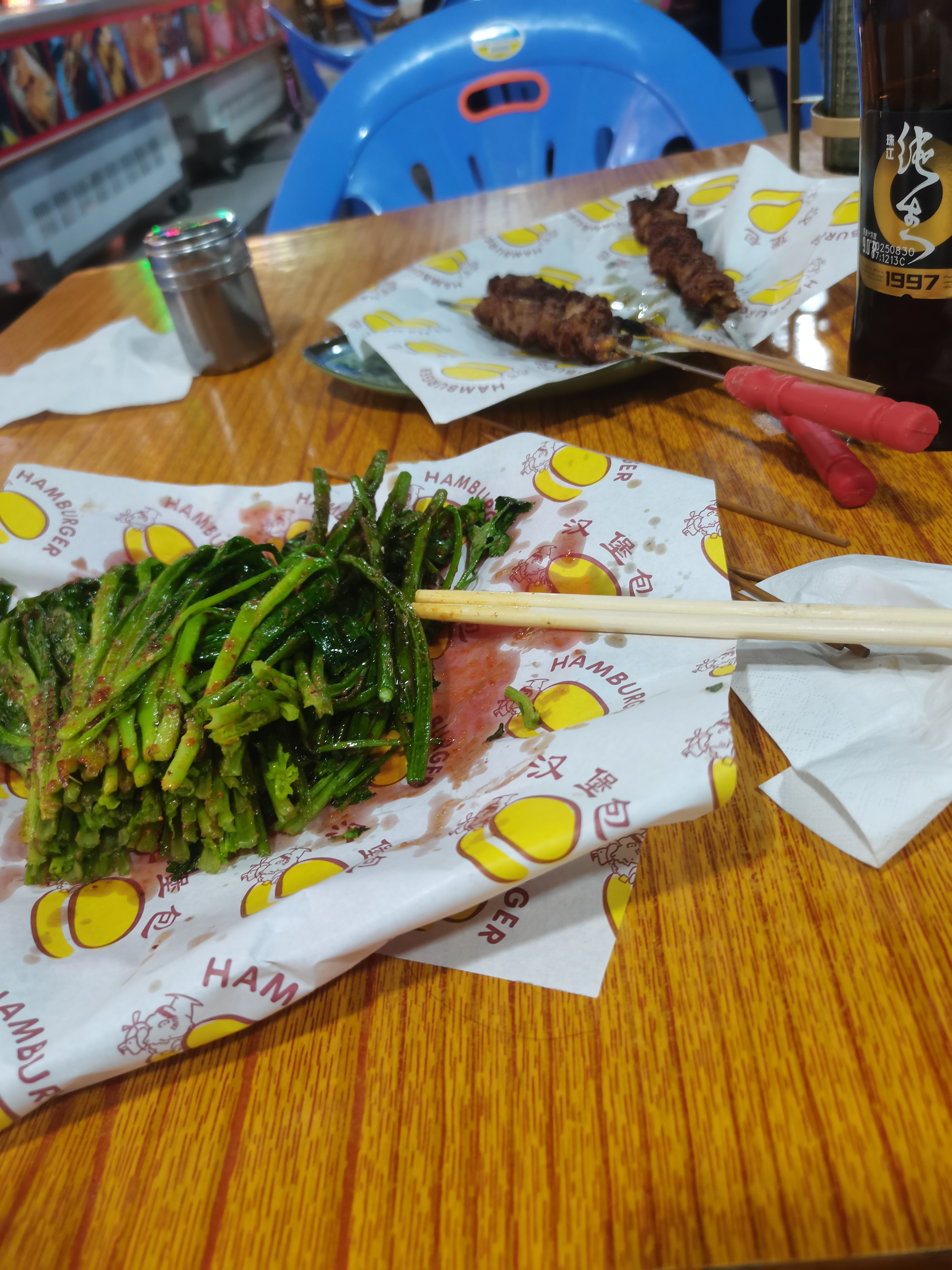 羊肉串*4，韭菜*3，香菜*2，蒜苗*2，500ml黑纯*1，茶位1。推测60-