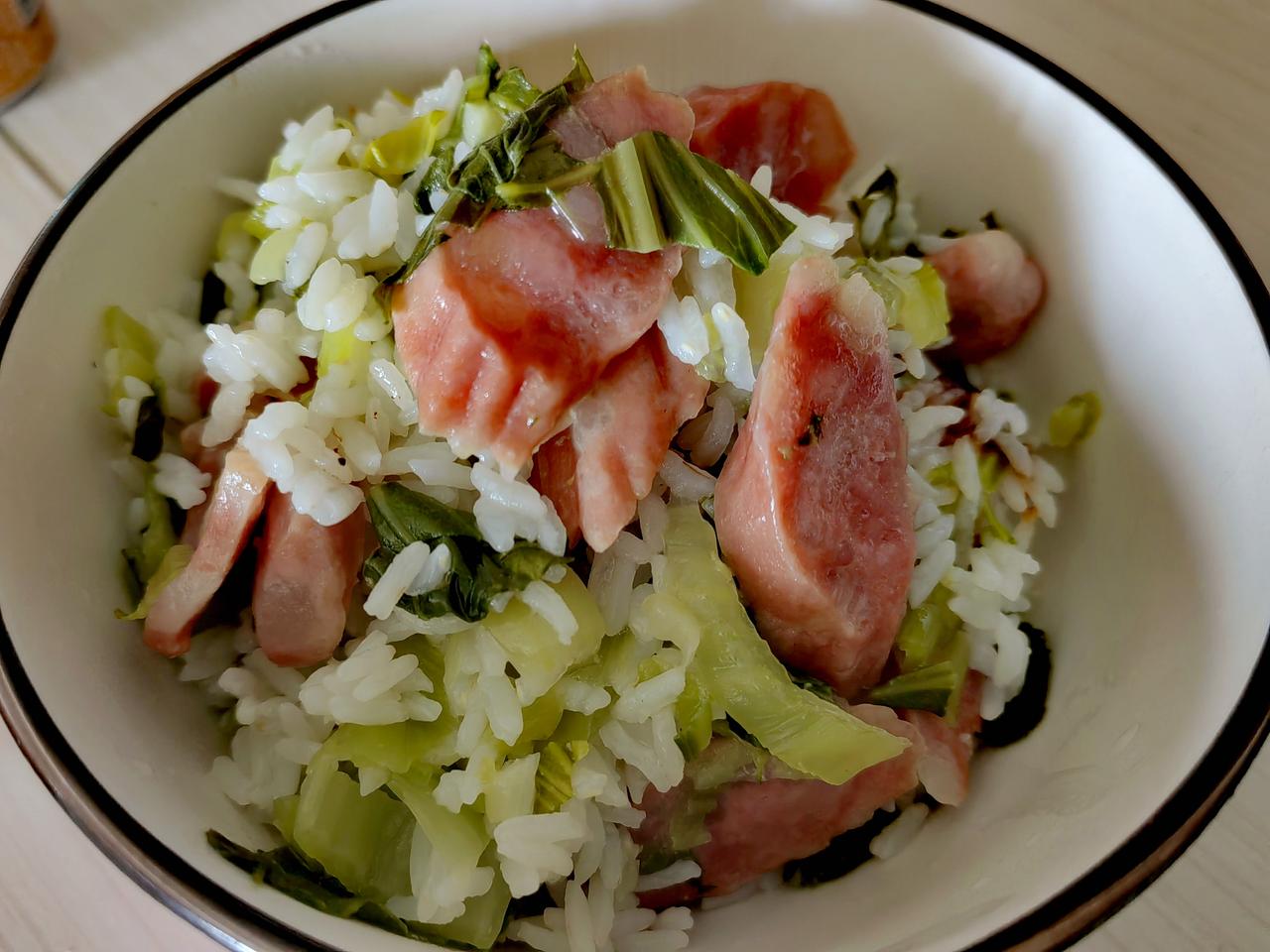 老朱亲自做的青菜腊肠饭