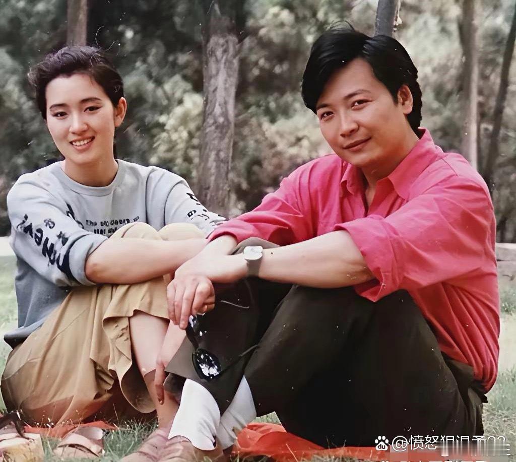 这是1982年，巩俐在印刷厂当临时工，与工人尹大为谈起了恋爱，两人留下了珍贵的合