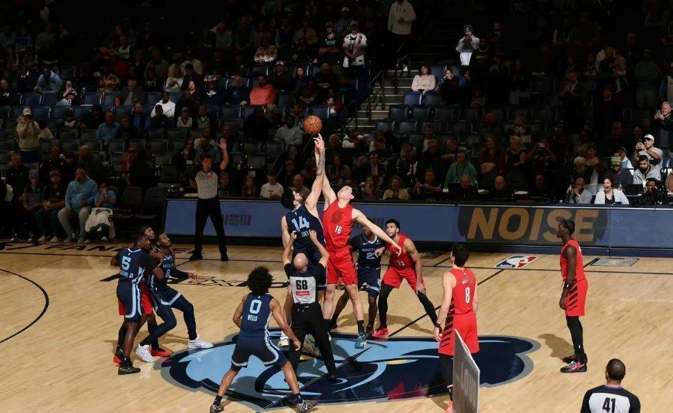 3分钟2犯！杨瀚森首发“出师不利”！今天开拓者对阵灰熊的比赛，杨瀚森迎来生涯首次