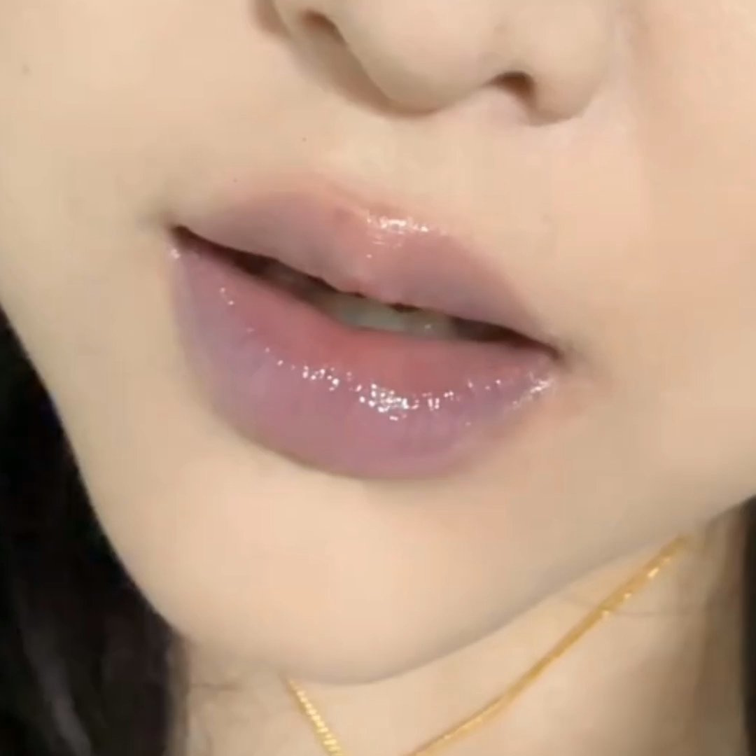 今天终于鼓起勇气涂了紫色唇釉！刚涂上的时候还有点小紧张，怕显黑，但镜子里一照——