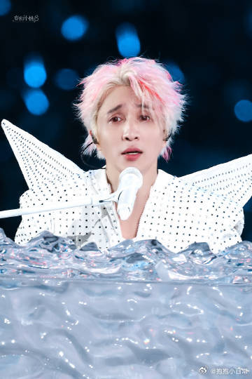 薛之谦和歌迷现场拜把子 点歌环节直接升级为“拜把子现场”，薛之谦笑到停不下来，歌