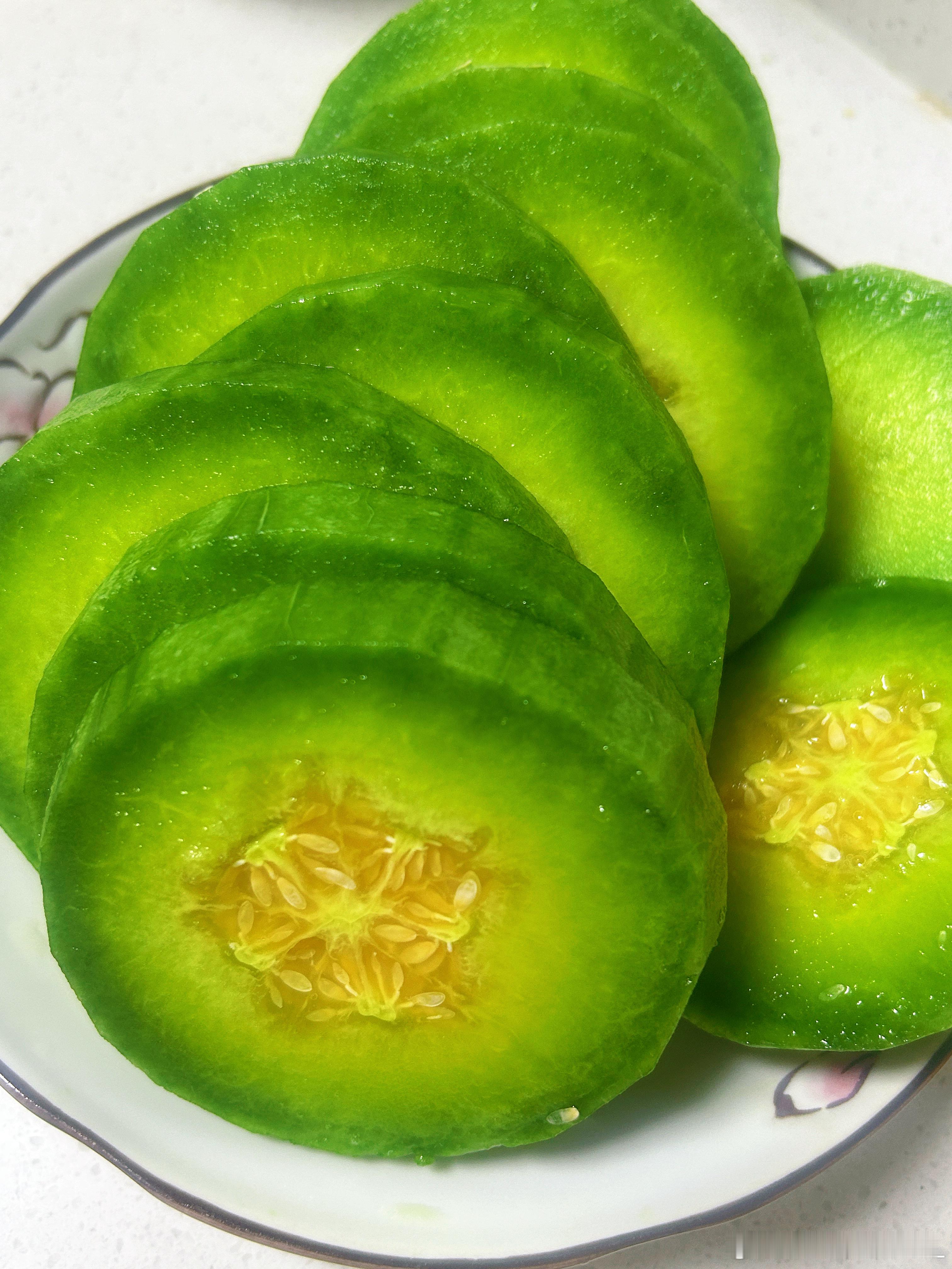 今天来厨房做饭。把窗户打开了。隔壁家好像熬的鱼汤。香味飘了进来。很浓很香。家里没