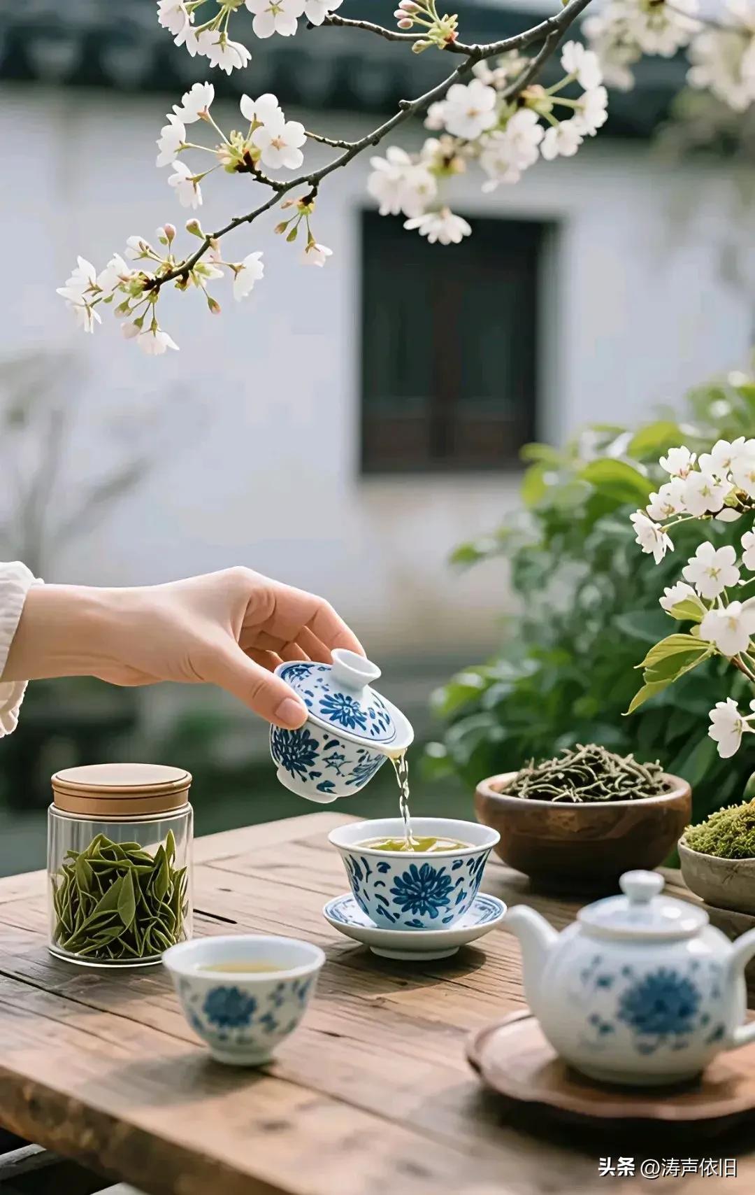 七律《观茶悟心》
 
壶小能容天下水，
茶清不染世间尘。
闲烹翠茗消尘虑，
静展