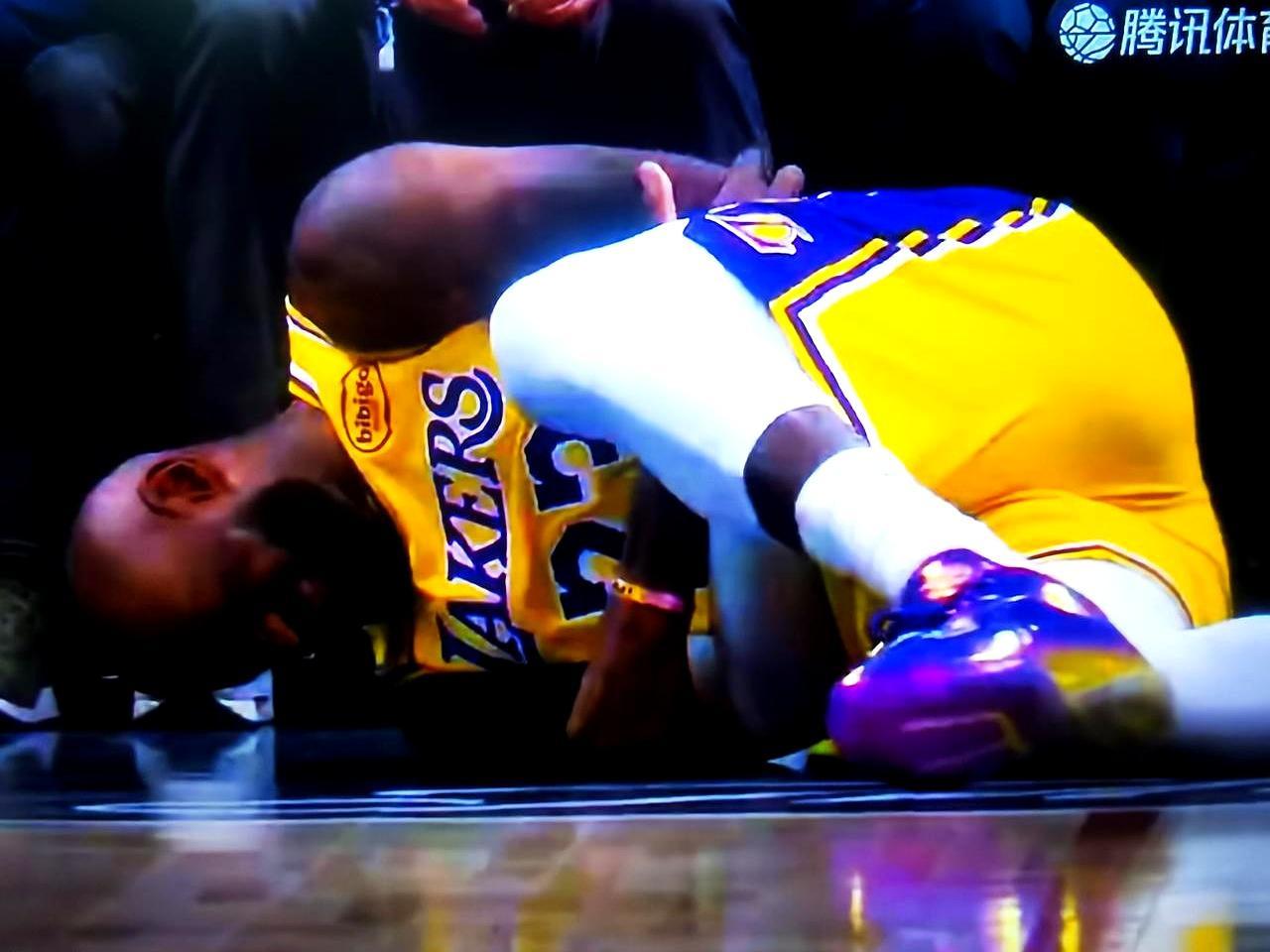 勒布朗·詹姆斯登顶NBA历史投篮王的那一刻，湖人却输在了一种极致的“巨头懦弱感”