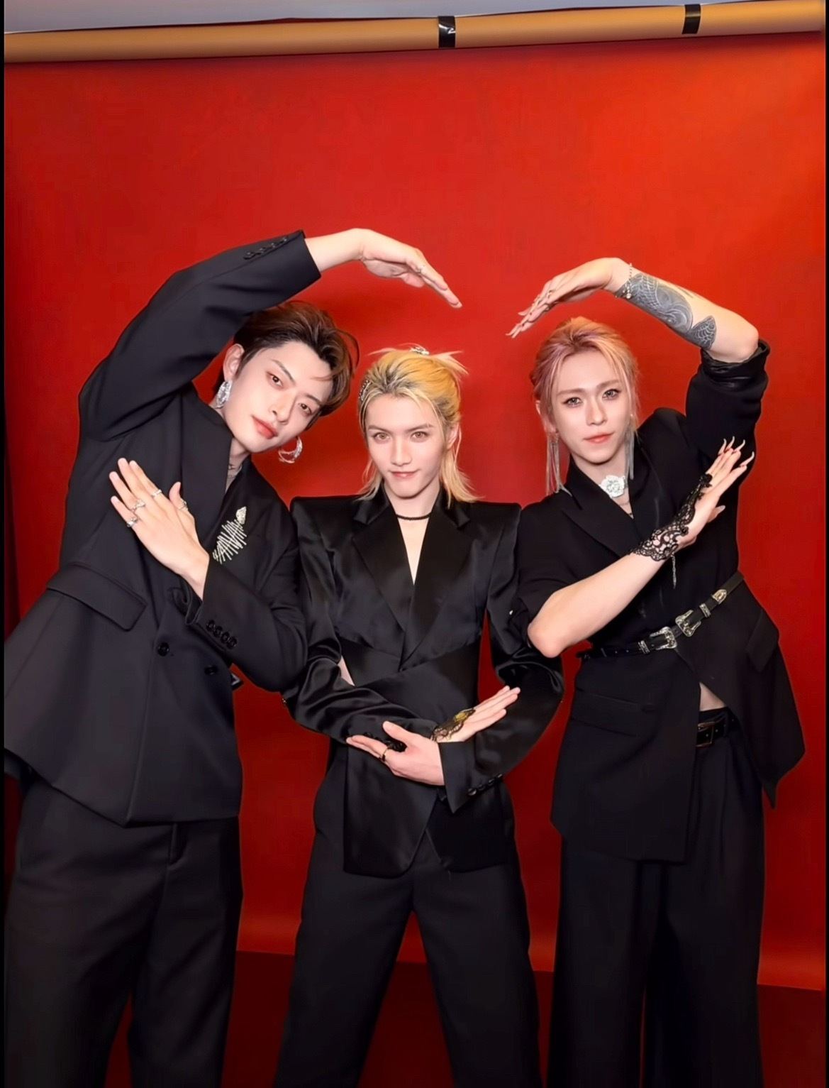 oner在冰雹里演出 开始期待这个ONER顺利安全完成演出！oner 嗨唱转起来