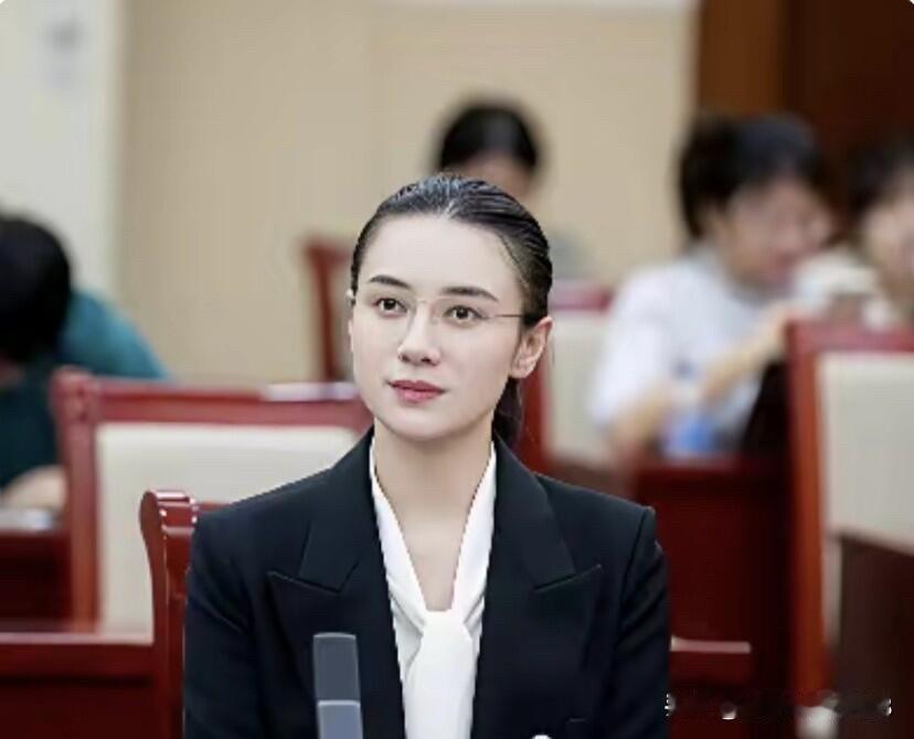 央视镜头之下的关晓彤还是没有平时荧幕里看到的漂亮，她是淡颜系的美女，不适合这种浓