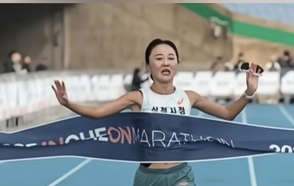 【，遭对方皱眉挣扎+推开，女方已道歉】北京时间11月25日，据韩国媒体报道，20