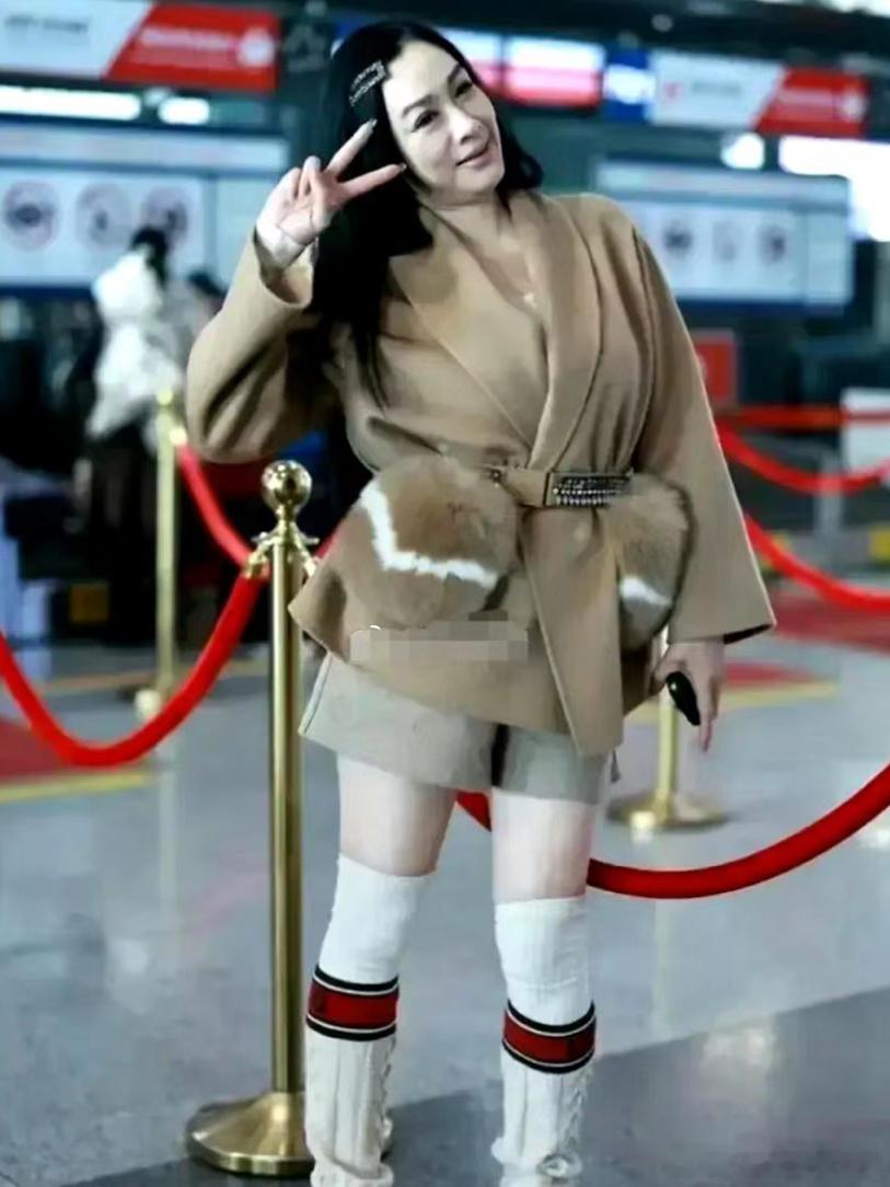 发现她上了年纪，衣品真的一言难尽…快六十了，还装嫩扮可爱！正常打扮多好！ ​​​