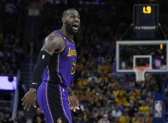 NBA现役篮板总数榜：仅2人过万，一人力压中锋群领跑，威少进前10。
10、杜兰