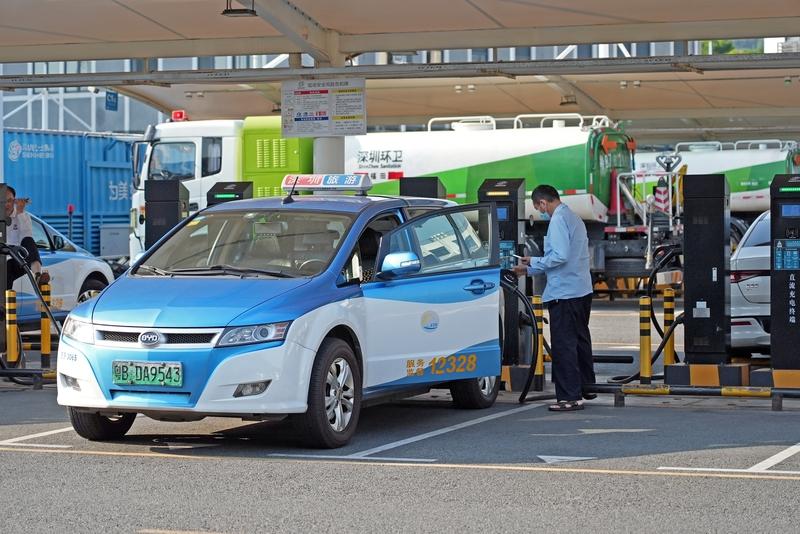 想保持快乐的心情，有不少实用方法。别总沉浸于过去的悔恨和未来的焦虑，试试正念练习