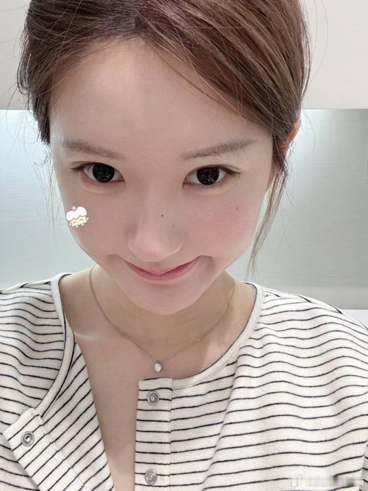 赵露思自拍照营业 ，这个怼脸完全就是小宝宝吧！ 