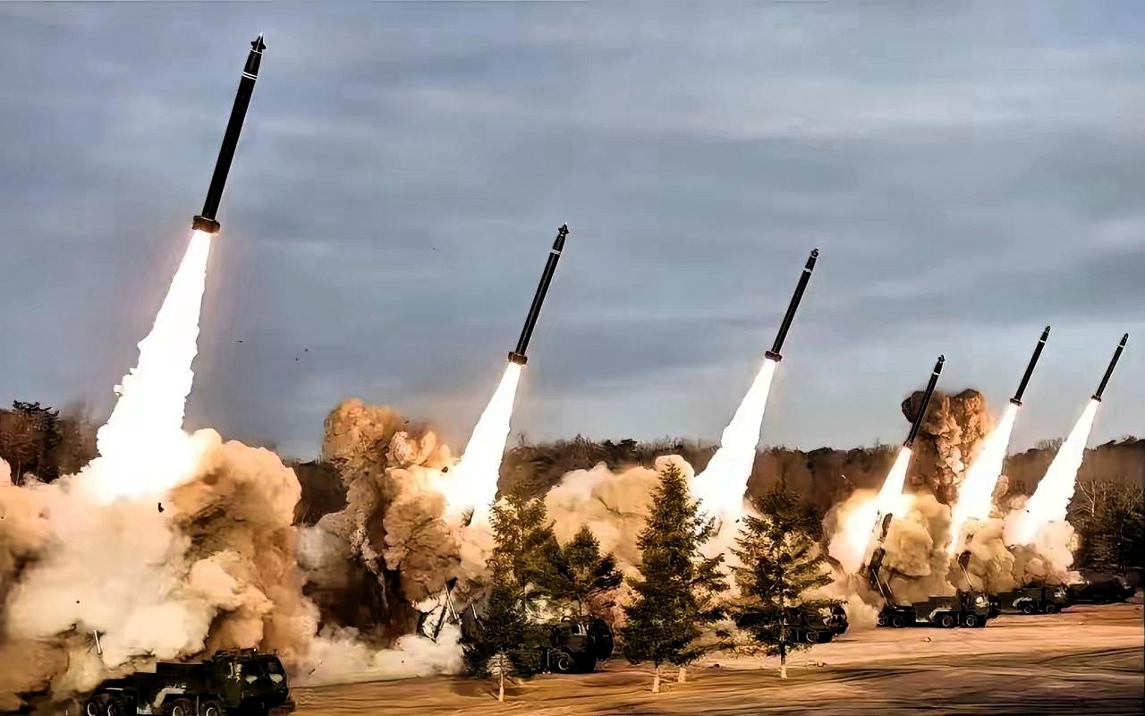 19日凌晨，大批导弹密集射向日本海，高市早苗这下尝到后果了！
 
半岛东部海域凌
