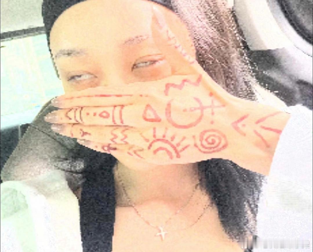 谁敢看吉赛尔在ins上发的图片 这是什么风格。。。 ​​​