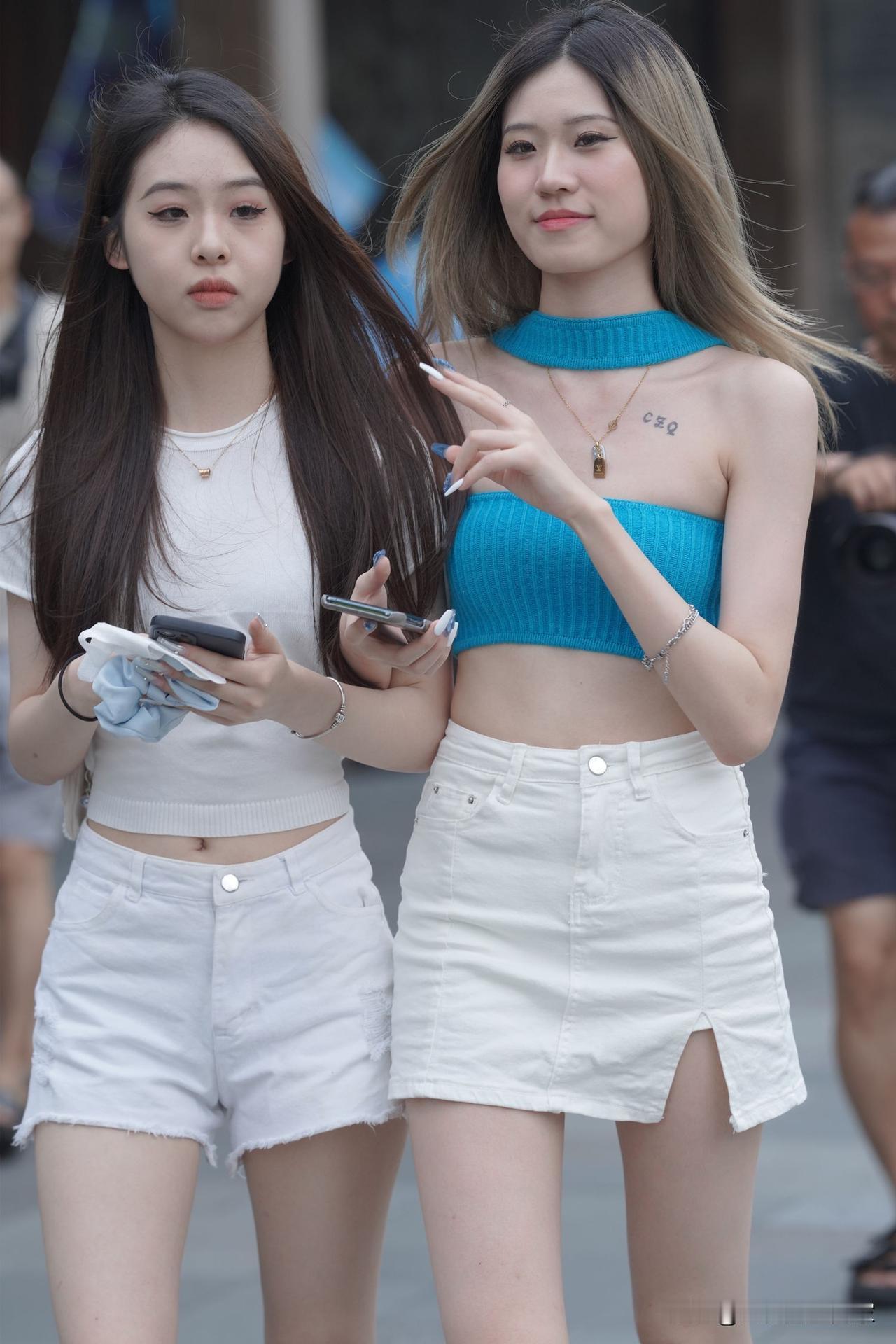 我酒和故事都没有，只有一身孤独，我是个傻子，傻到认为你喜欢我。