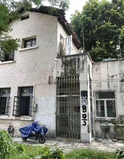 嚣张了！广州东山口，男子长居美国，每月花两三千雇一对夫妻看管祖屋，平日还时常送礼