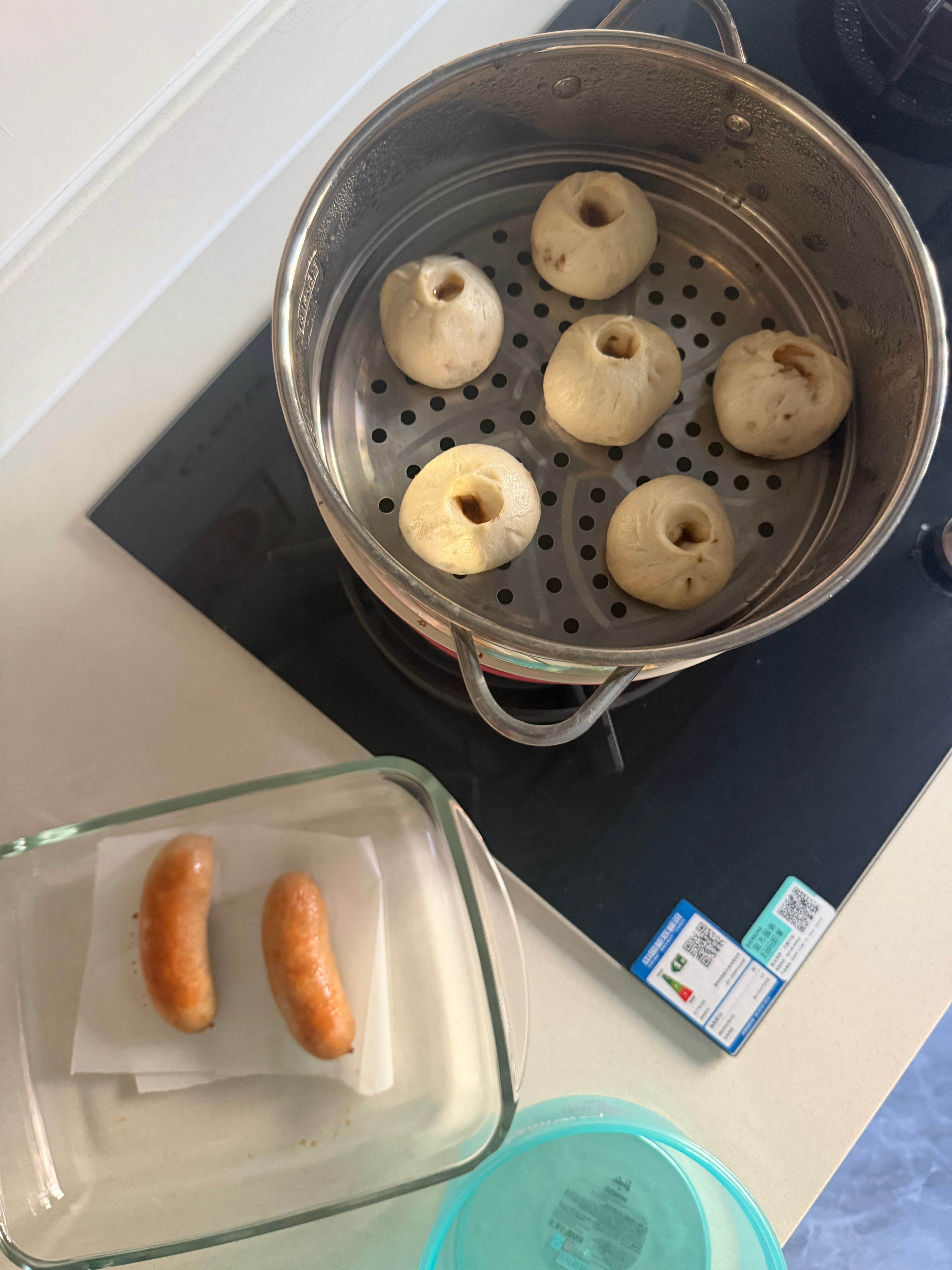 今天早上给自己做个快手早餐，本来有种淡淡的幸福结果我想到：一会到校要看早读，吃不