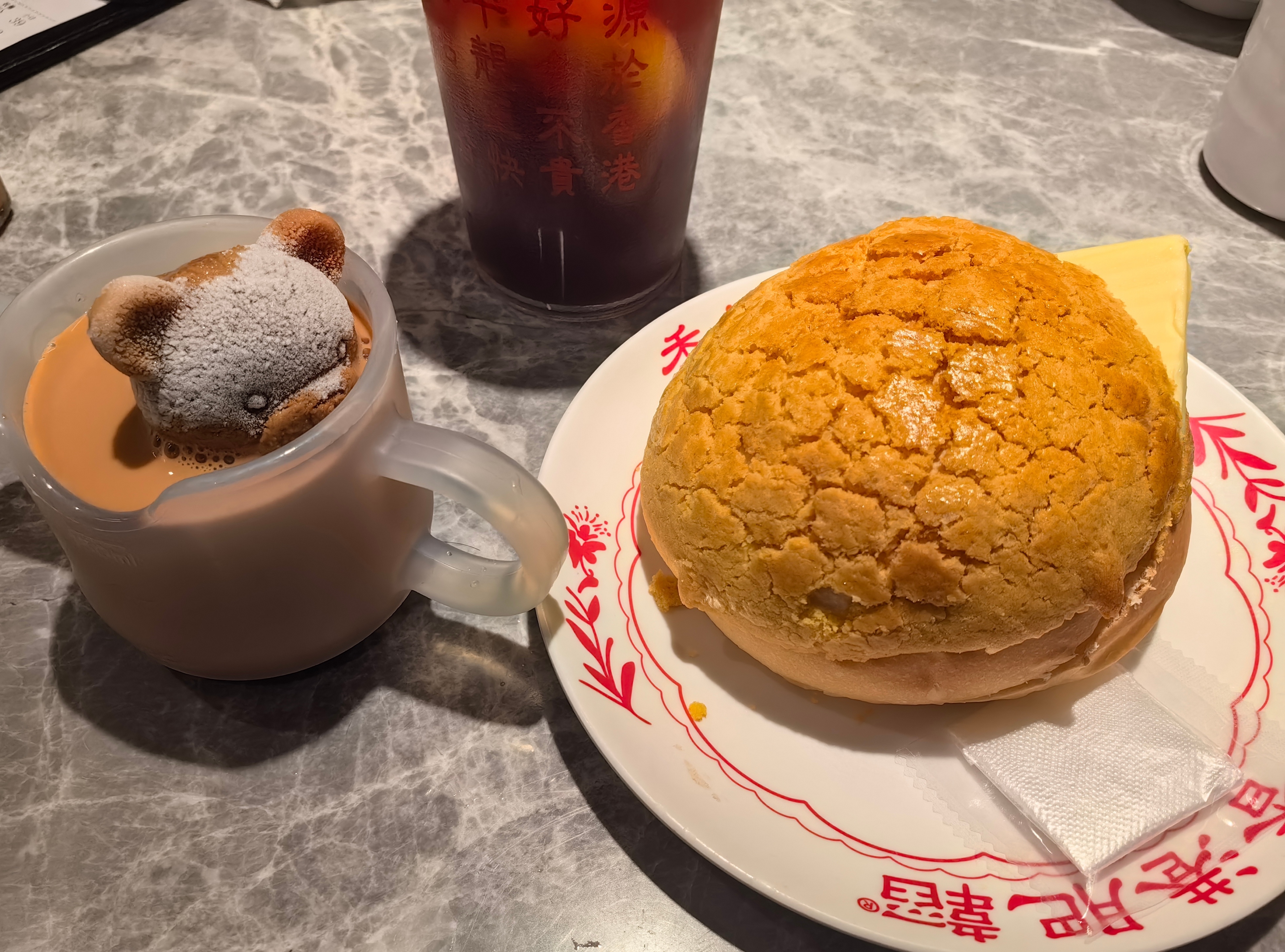晚上忙完和家人简单吃些，香港食神肥韬开的一家茶餐厅：黯然销魂饭、惠灵顿牛排、菠萝