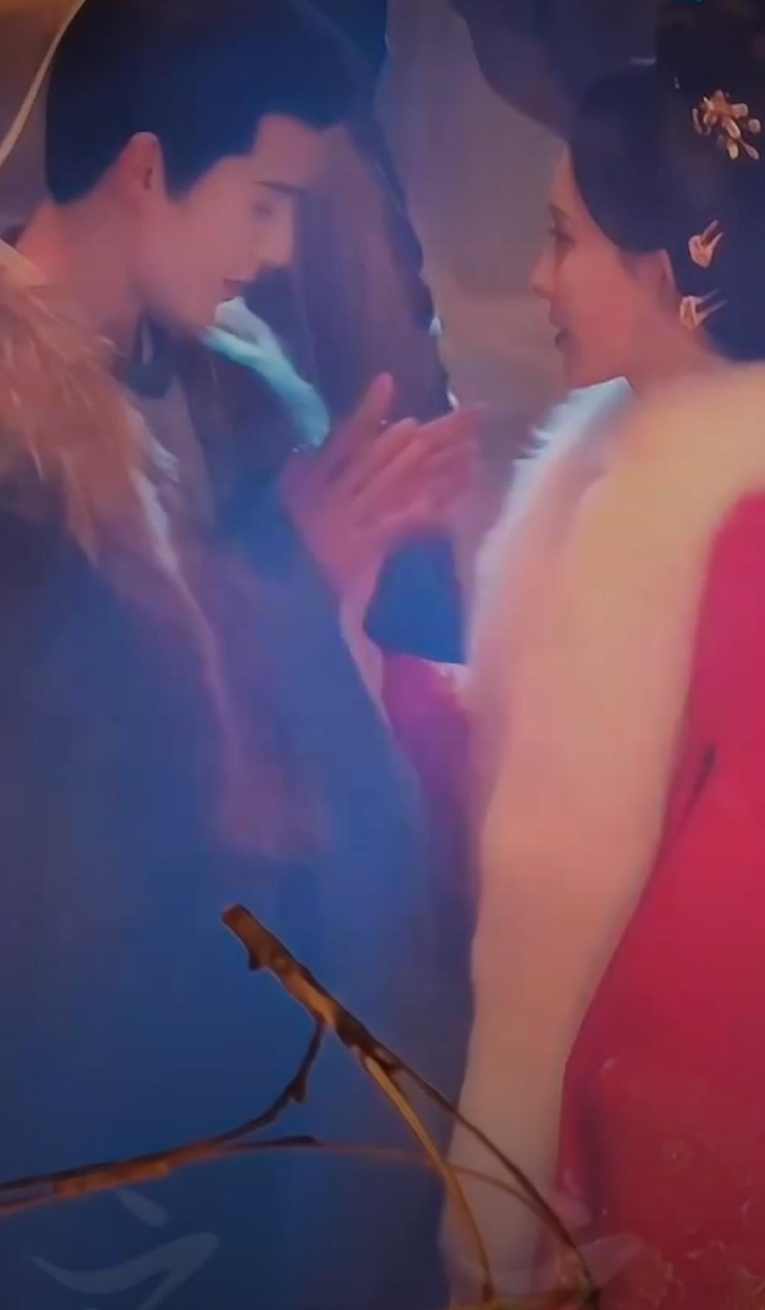 昀牵孟绕这对甜到齁！戏里戏外根本分不清
 
李昀锐孟子义这波互动太会了！镜头前甜