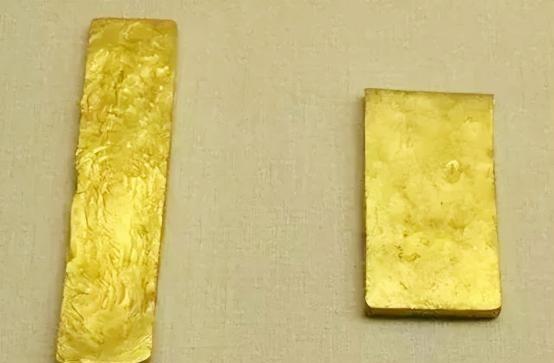 1979年，山西农民正在山崖上割草，突然一只鹰快速地向他冲过来，吓得老农抱头逃窜