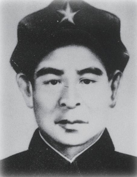 1937年5月，西宁城墙上挂着一颗头颅，风沙不断吹过，头颅在城墙上轻轻晃动。这个