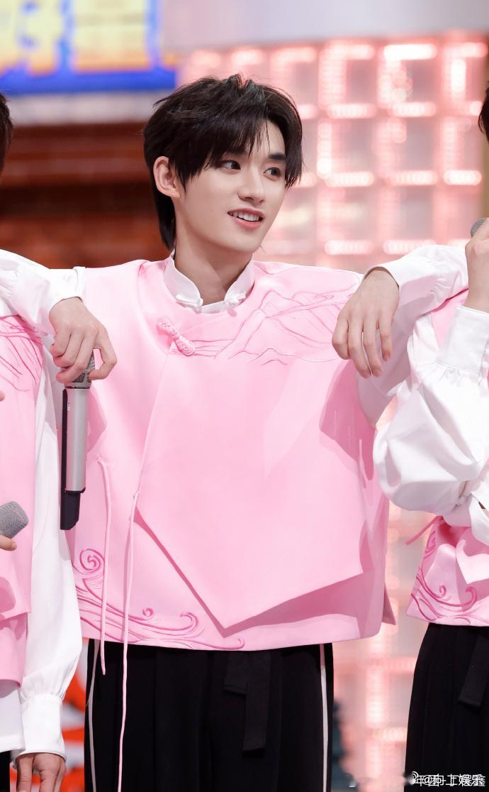 丁程鑫新中式 丁程鑫真没招了 丁程鑫你好星期六新剧照有，新中式造型好清新啊！到底