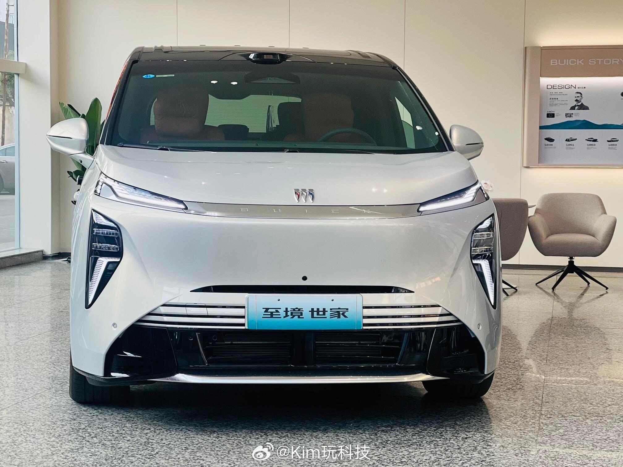 坐进去第一感觉就是真安静，隔音做得太好了，内饰的用料和手感也很高级，豪华氛围营造