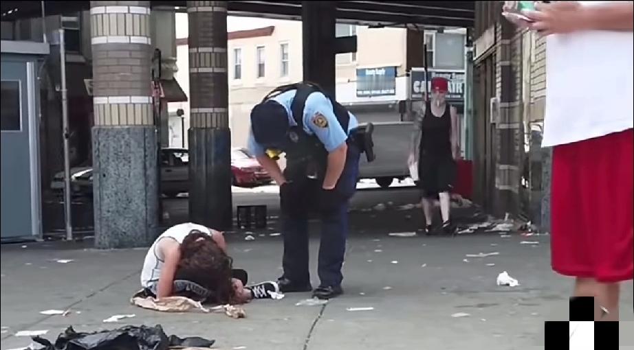 这里是美国费城，他们为什么都是低头的，那头为什么为什么抬不起呀？[星星眼]几十年